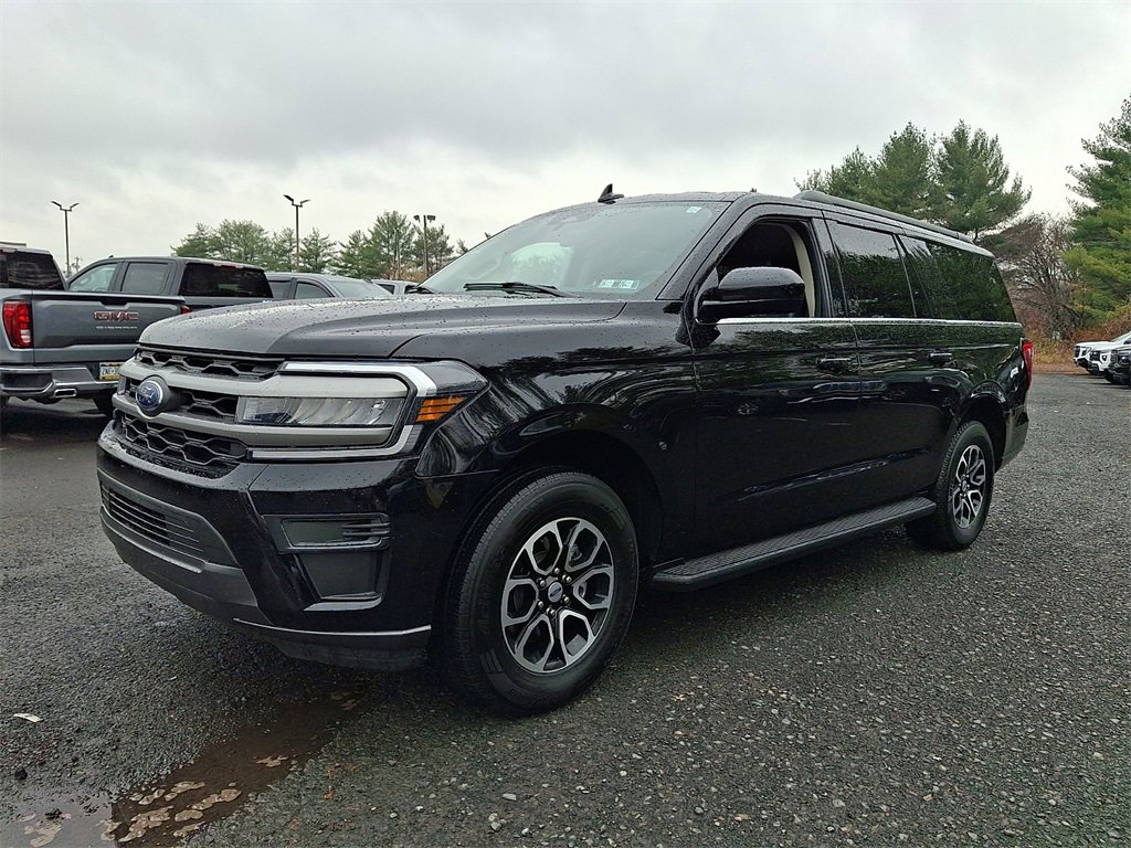 Used 2024 Ford Expedition Max XLT image 3