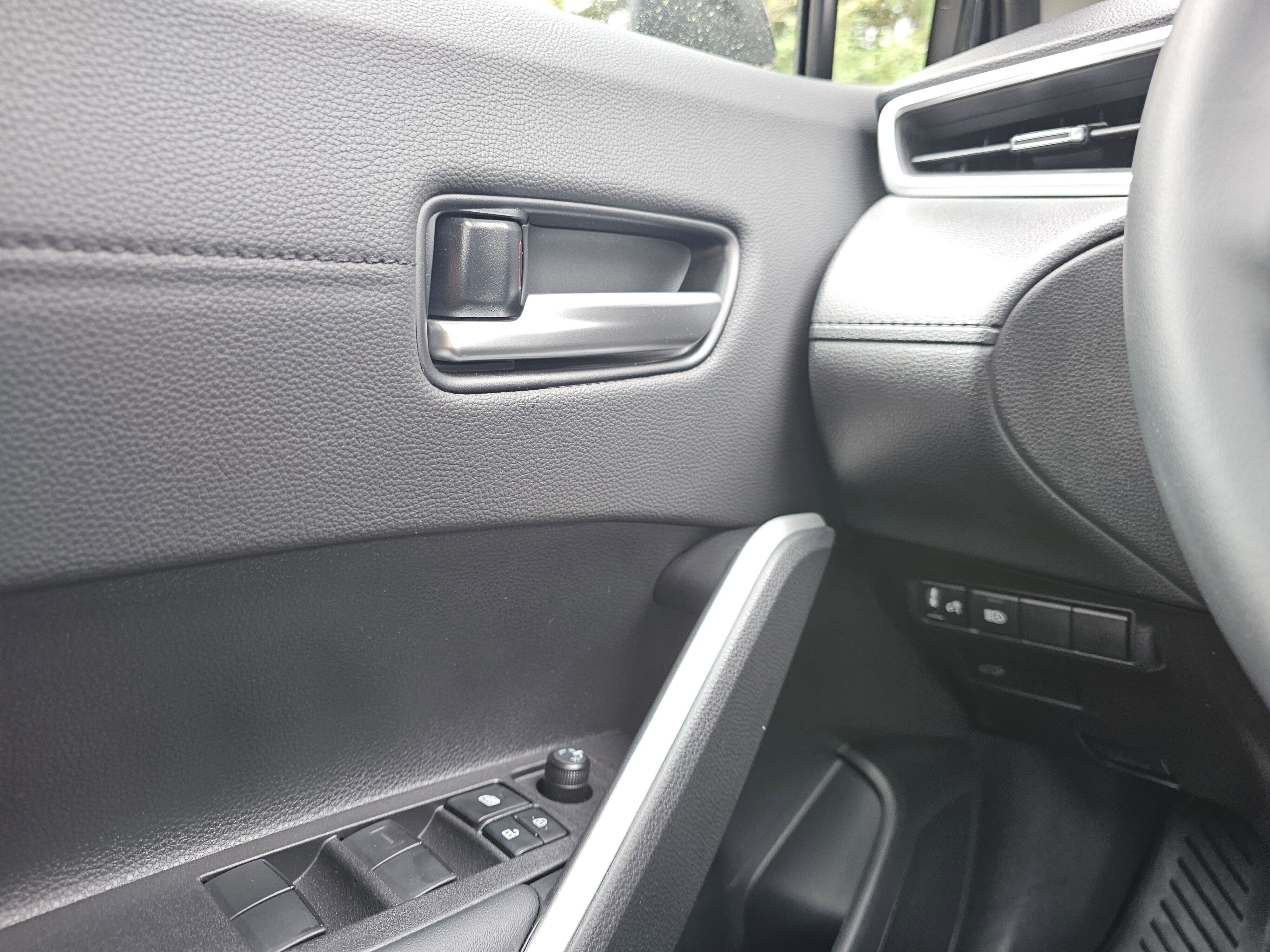 Used 2025 Toyota Corolla Cross XLE w/ Convenience Package image 31