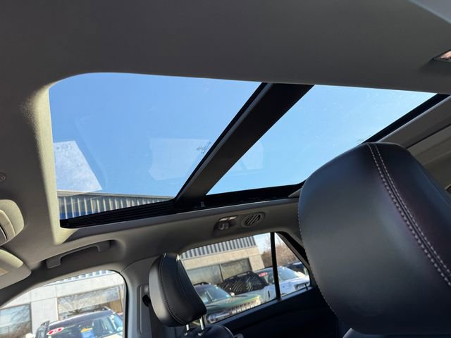 Used 2022 Ford Explorer XLT w/ Equipment Group 202A image 9