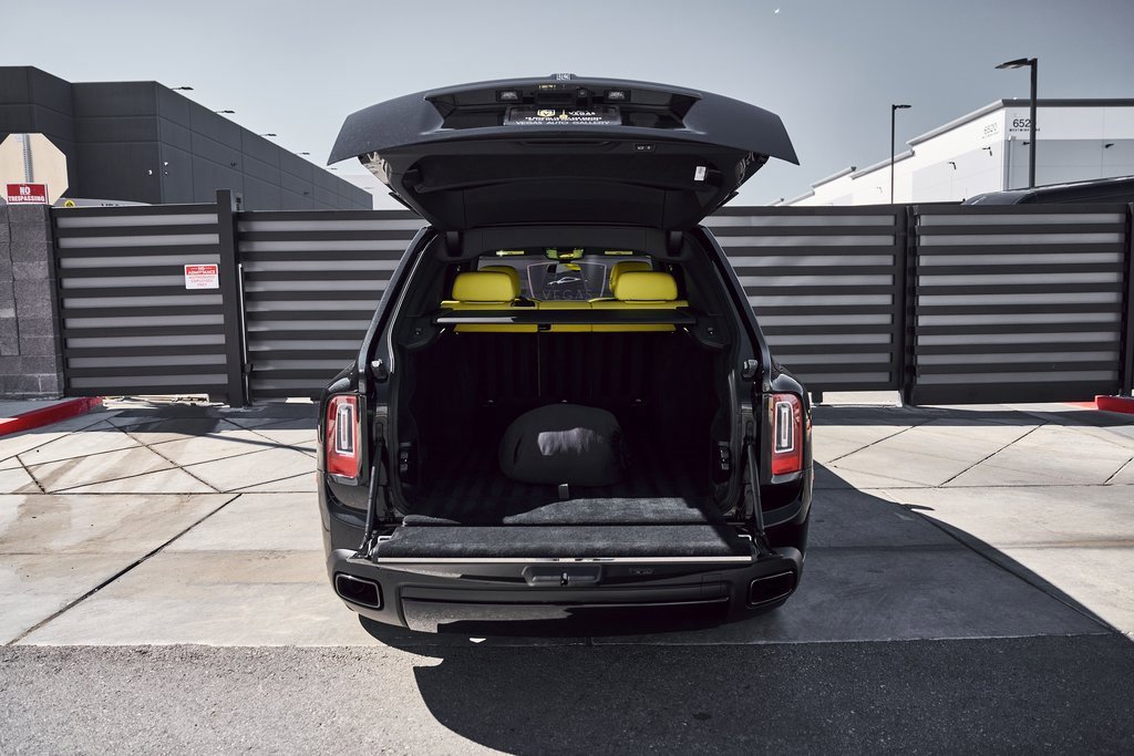 Used 2022 Rolls-Royce Cullinan Black Badge w/ Dark Exterior Package image 17