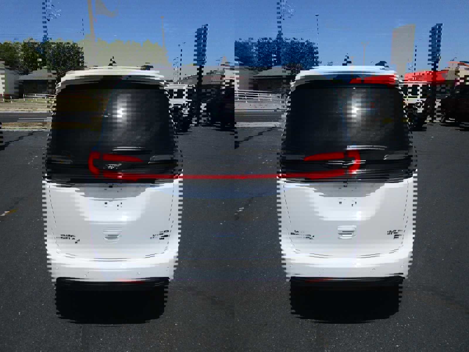 New 2026 Chrysler Pacifica Limited w/ Uconnect Theater Family Group image 6