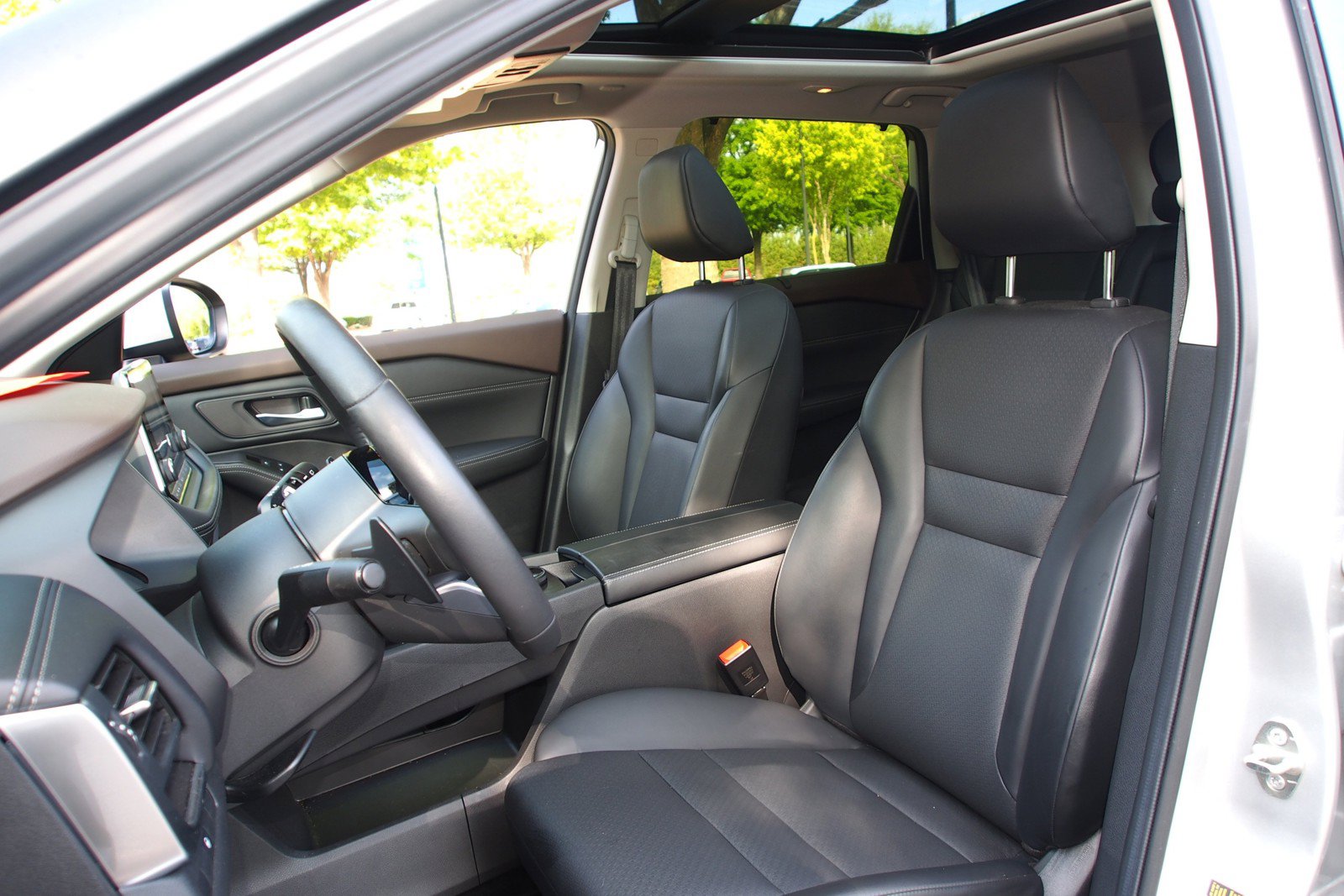 Used 2023 Nissan Rogue SV w/ SV Premium B Package AWD/4WD image 16