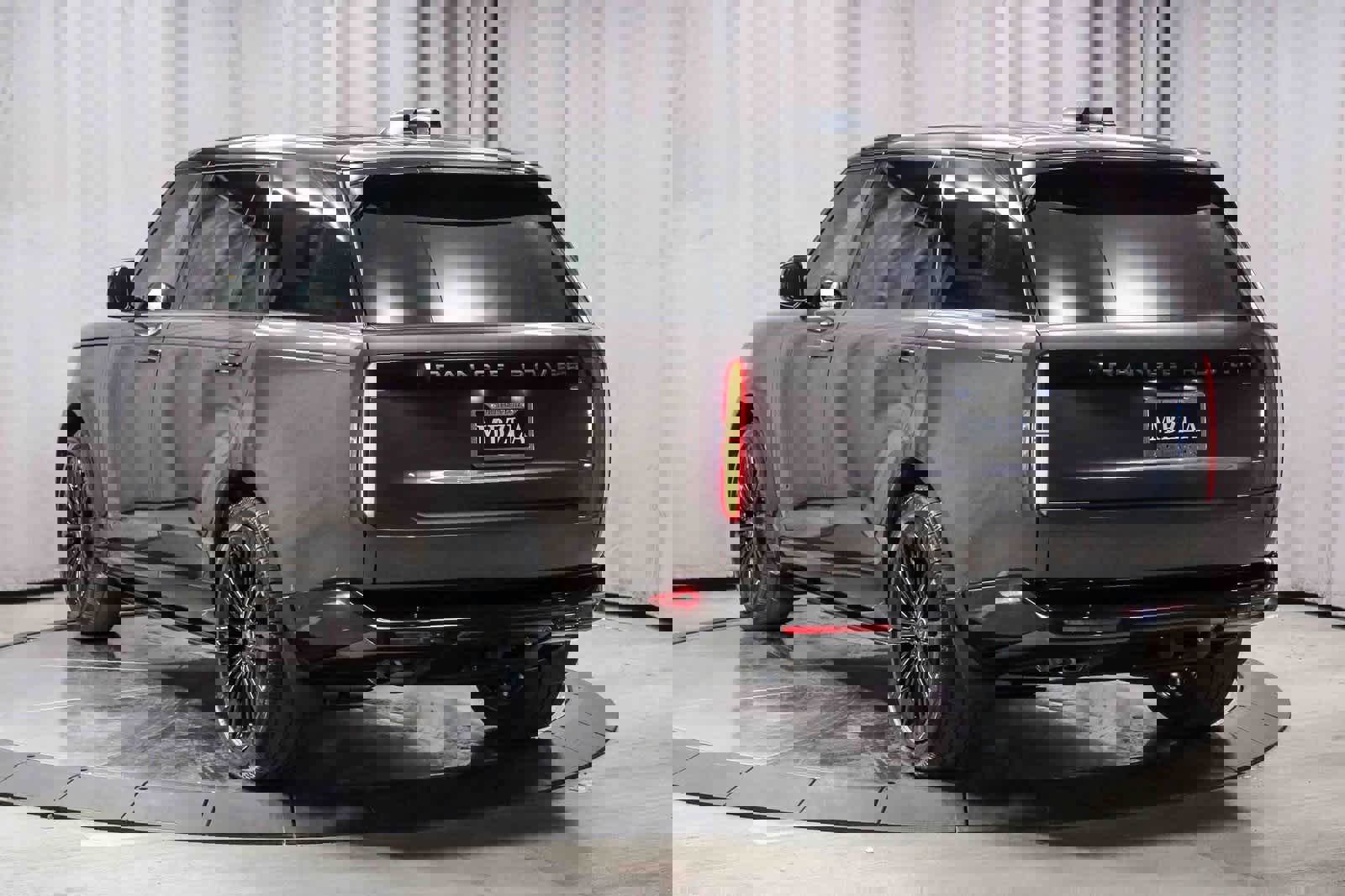 Used 2025 Land Rover Range Rover Long Wheelbase Autobiography image 2