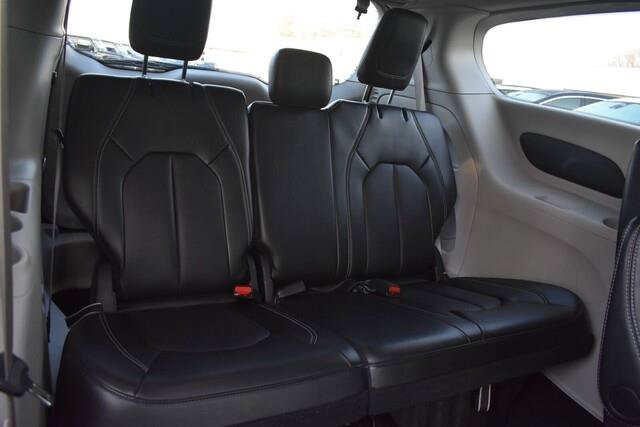 Used 2024 Chrysler Pacifica Touring-L FWD image 16