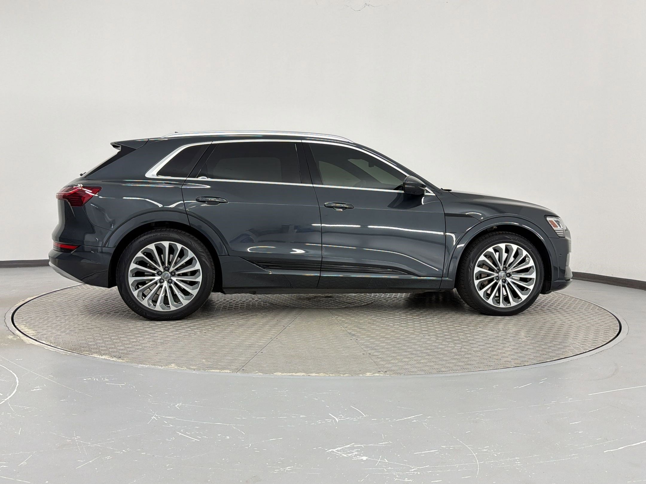Used 2019 Audi e-tron Prestige w/ Prestige Package AWD/4WD image 8