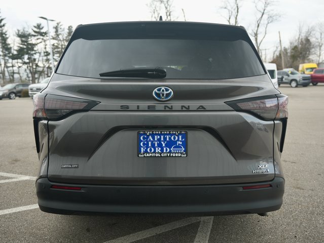 Used 2023 Toyota Sienna XLE image 5