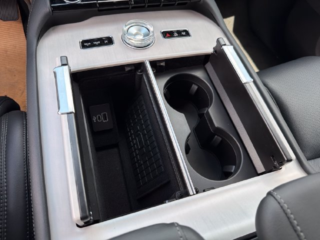 New 2026 Lincoln Navigator Reserve w/ Jet Appearance Package AWD/4WD image 32