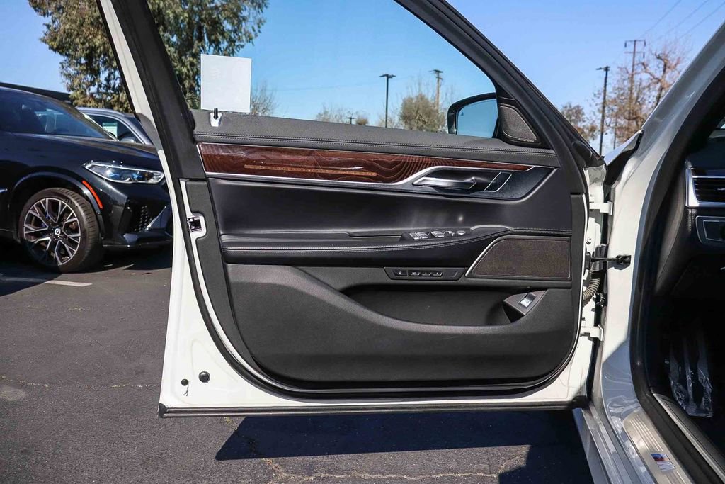 Used 2022 BMW 750i xDrive 750i xDrive w/ M Sport Package image 26