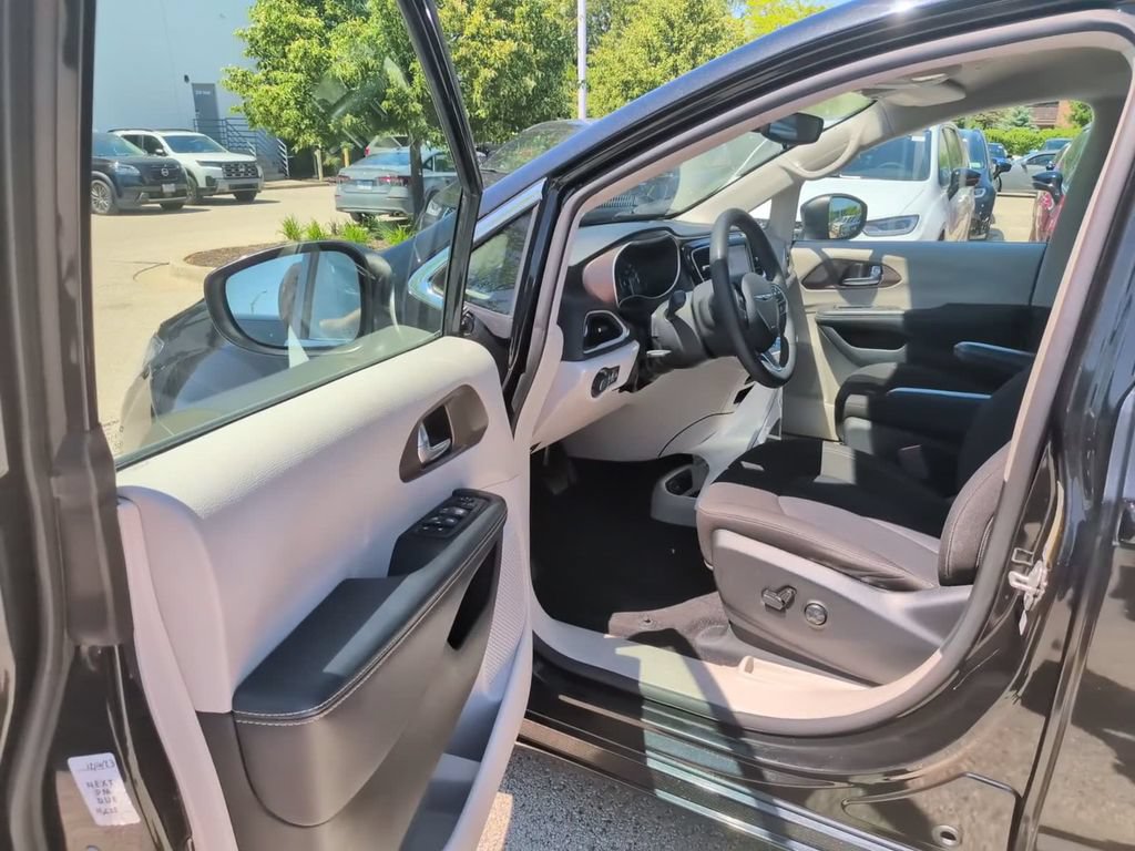 Certified 2023 Chrysler Voyager LX FWD image 29