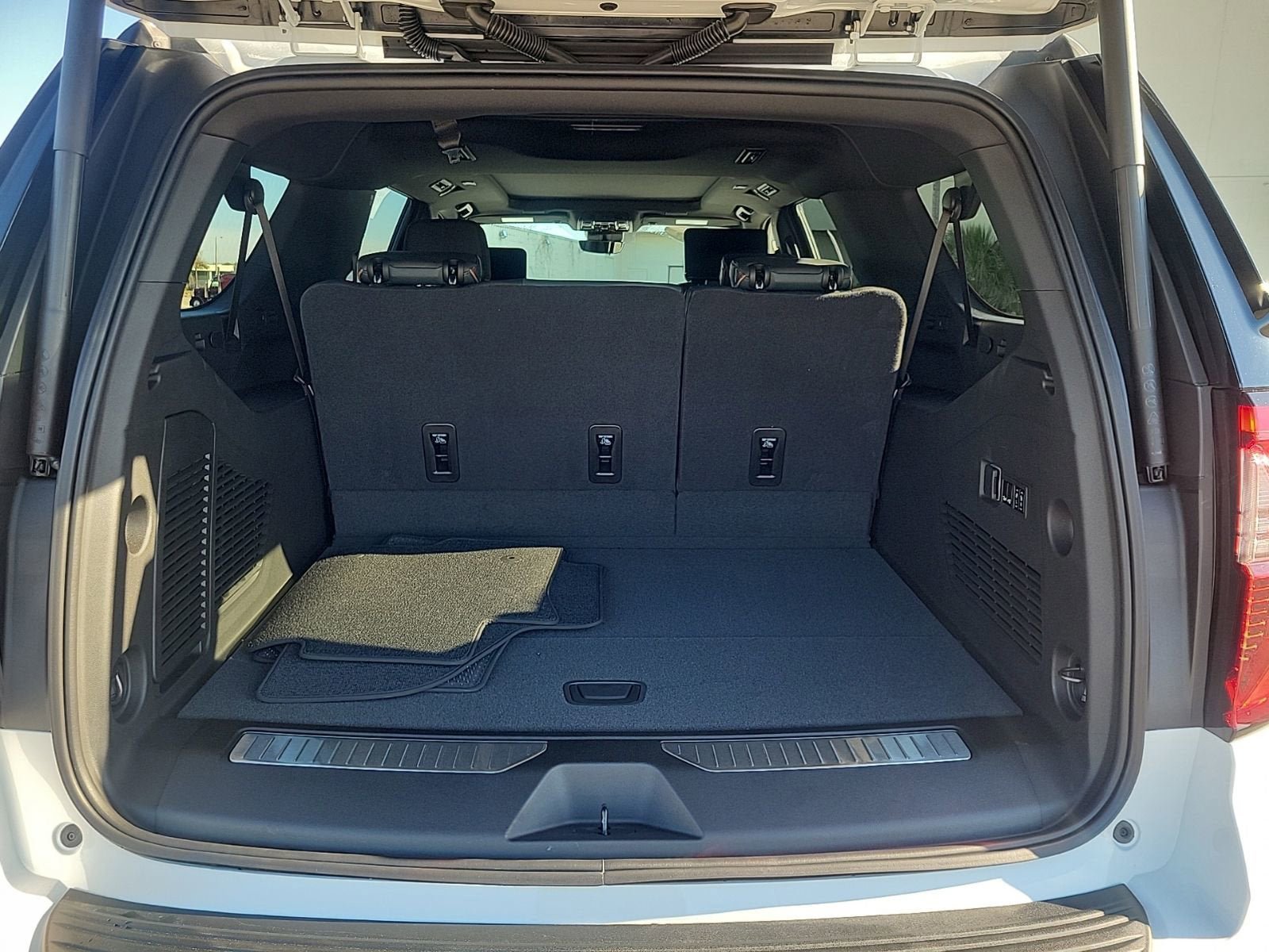 New 2026 GMC Yukon XL AT4 w/ AT4 Premium Plus Package AWD/4WD image 7