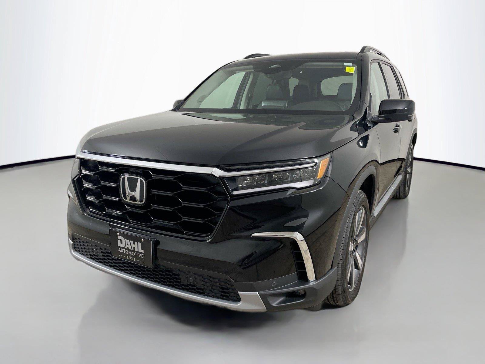 Used 2025 Honda Pilot Touring image 4