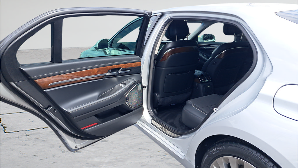 Used 2019 Genesis G90 3.3T Premium RWD image 11