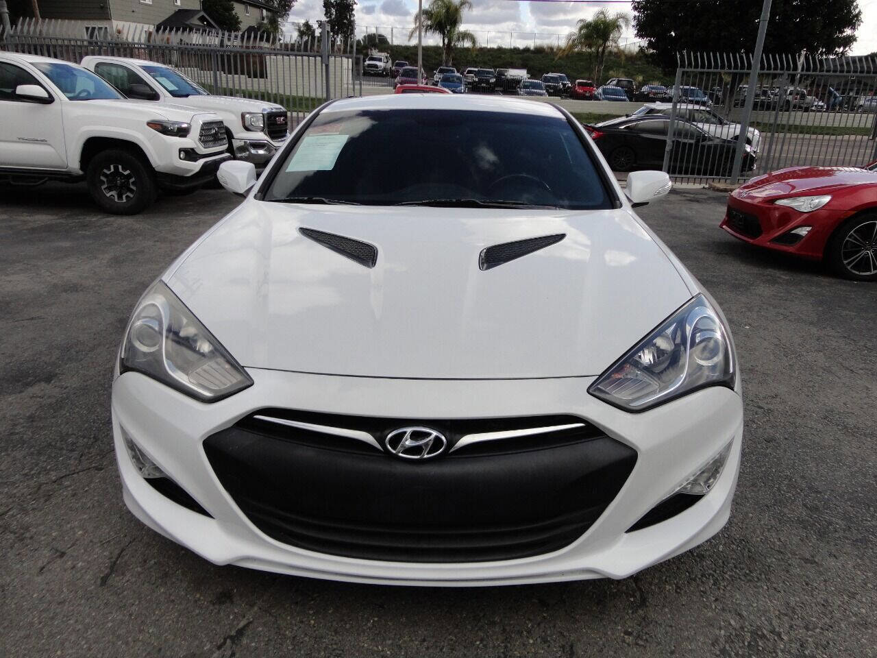 Used 2016 Hyundai Genesis 3.8 image 2
