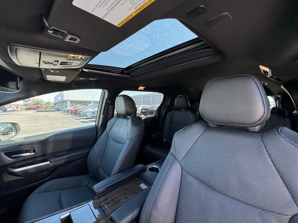 Used 2026 Toyota Sienna Platinum image 19