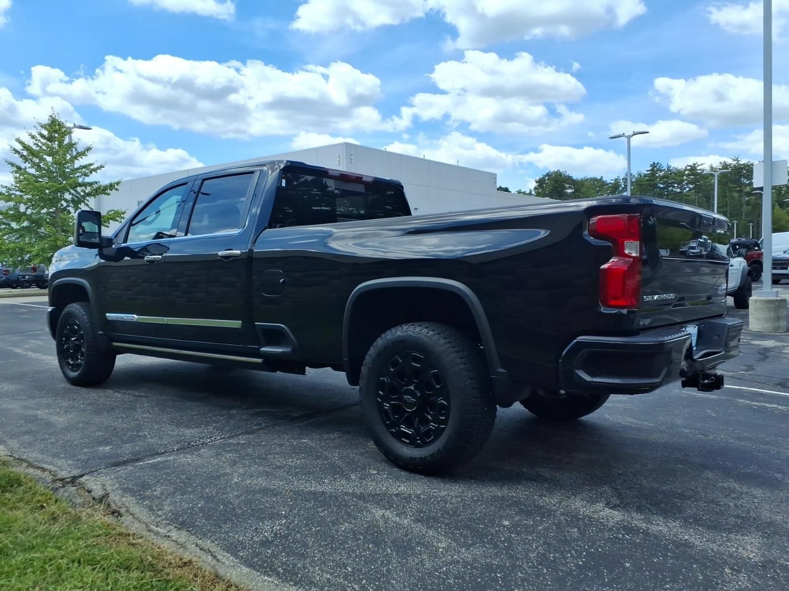 Used 2024 Chevrolet Silverado 3500 High Country w/ High Country Premium Package AWD/4WD image 7