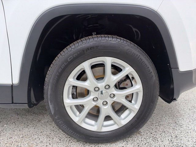 Used 2016 Jeep Cherokee Latitude w/ Safety/Convenience Group FWD image 9