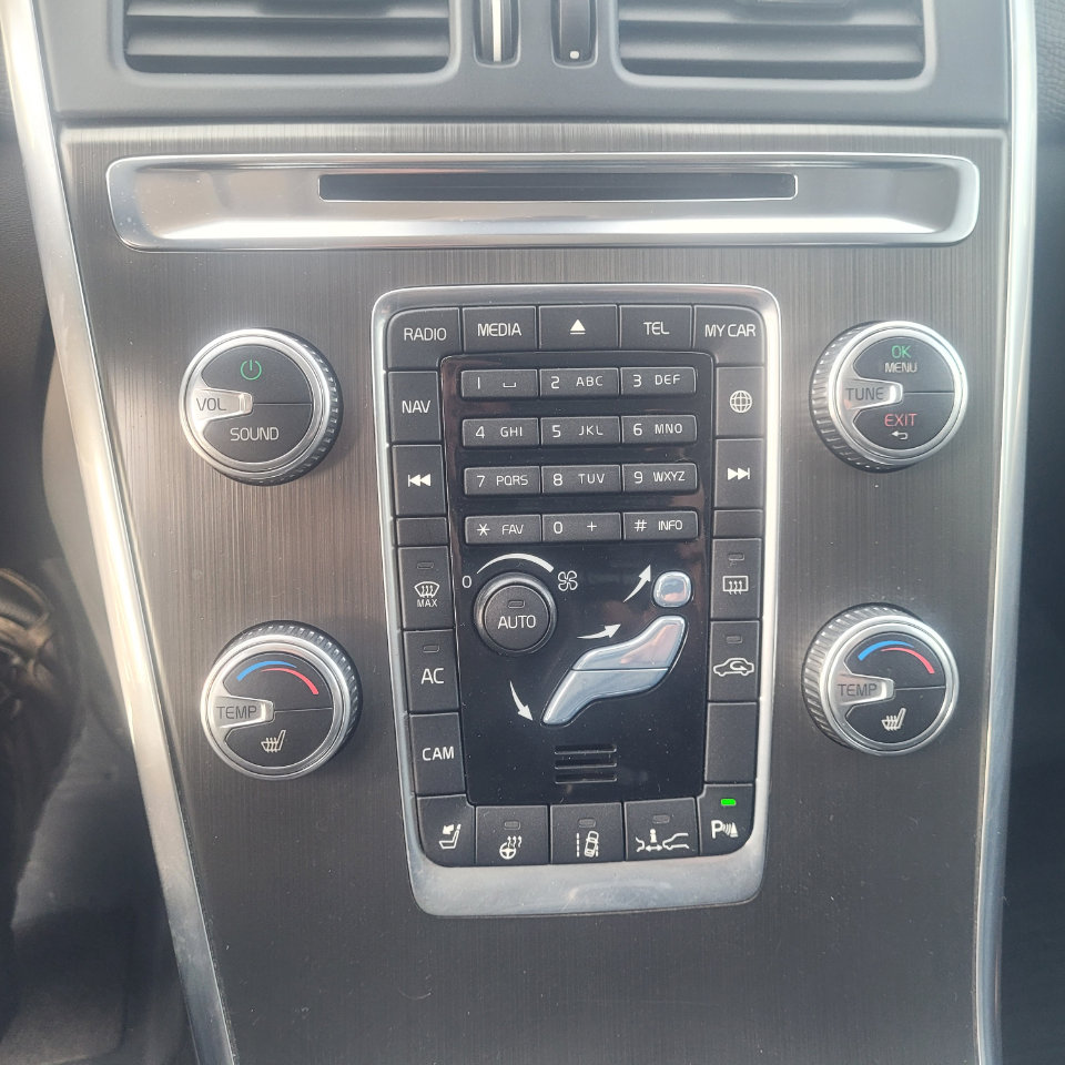 Used 2015 Volvo XC60 T6 Platinum w/ Climate Package image 21