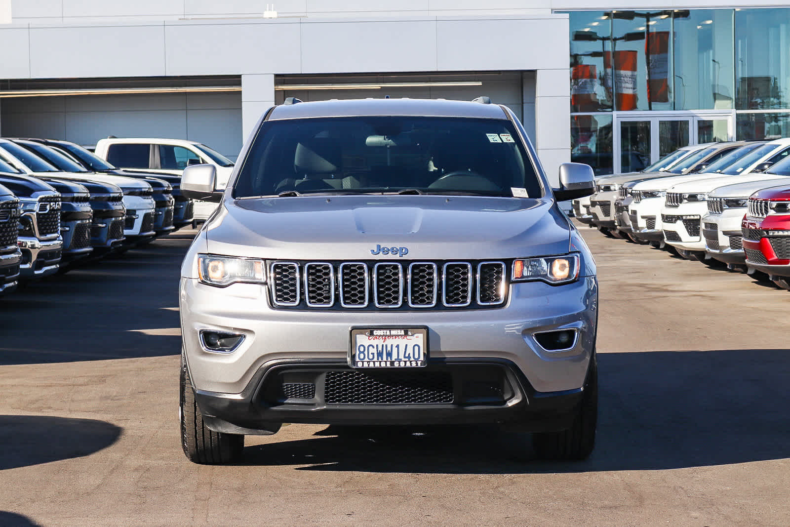 Used 2018 Jeep Grand Cherokee Laredo RWD image 2