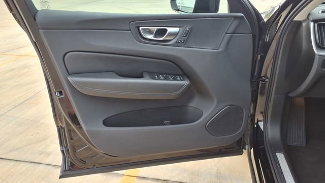 Used 2025 Volvo XC60 B5 Core image 13