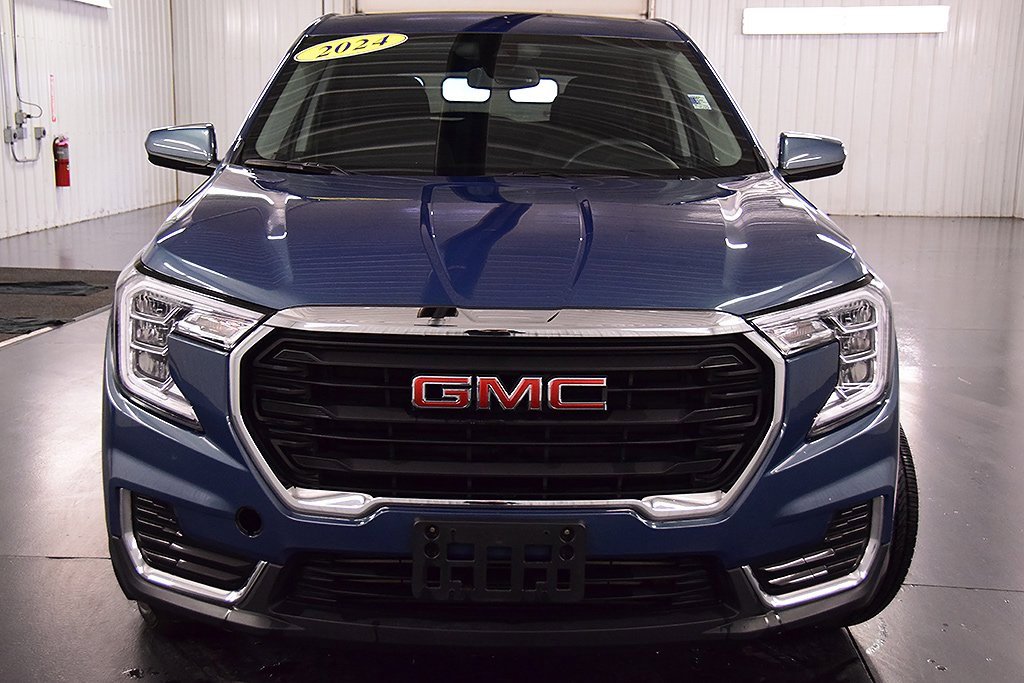 Used 2024 GMC Terrain SLE image 2