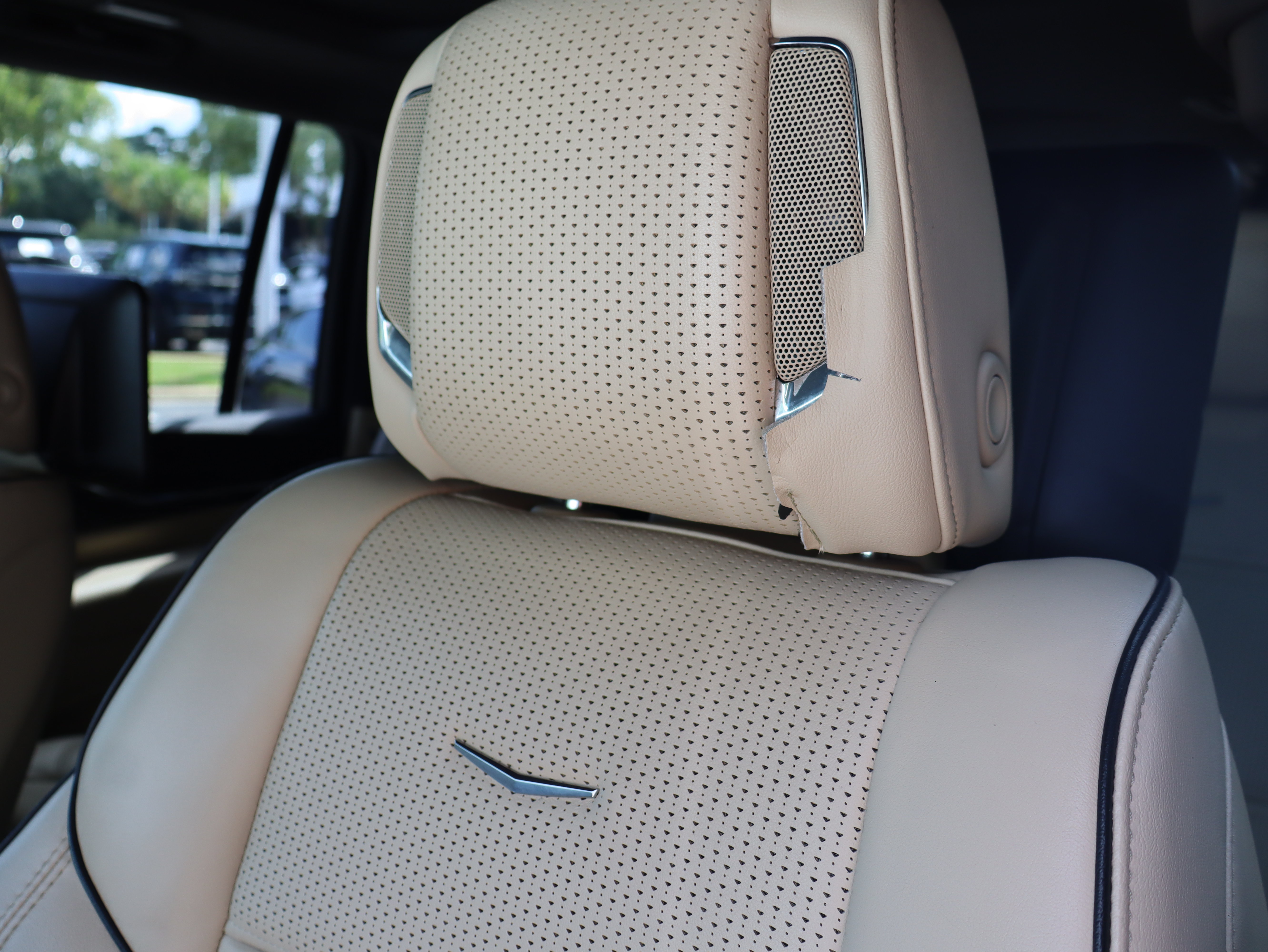Used 2023 Cadillac Escalade ESV Premium Luxury w/ Performance Package AWD/4WD image 33
