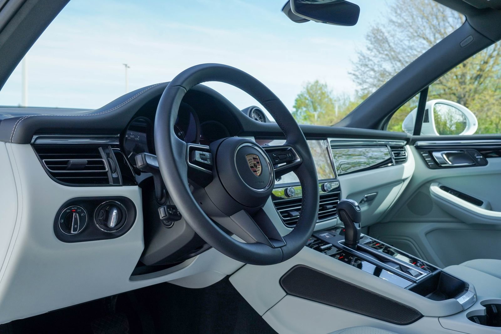 Certified 2025 Porsche Macan image 4