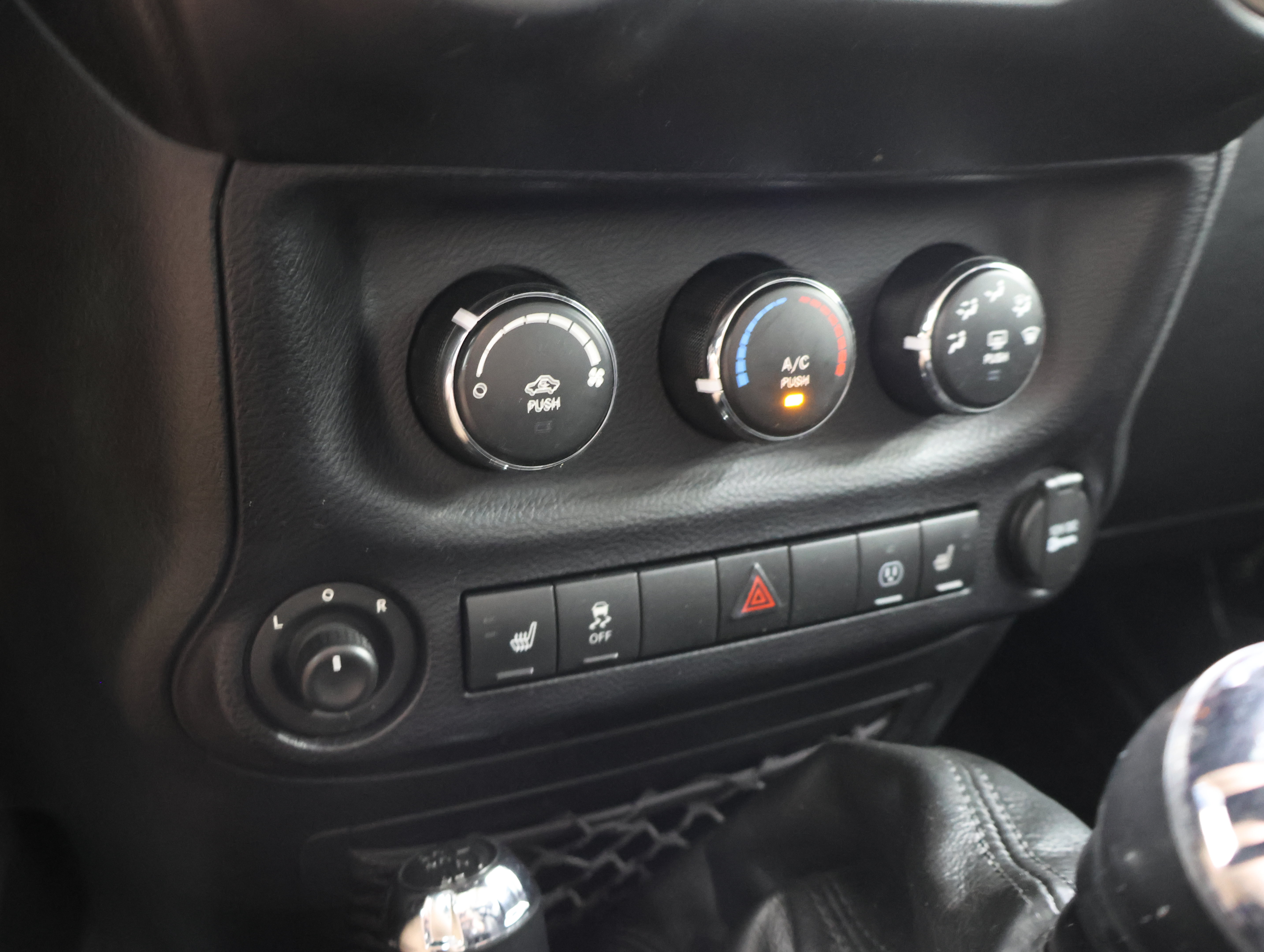 Used 2016 Jeep Wrangler Unlimited Sahara AWD/4WD image 38