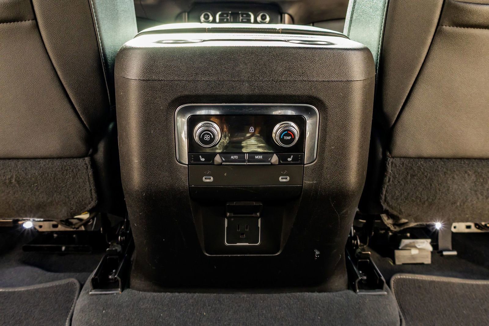 Used 2023 GMC Yukon XL AT4 image 32