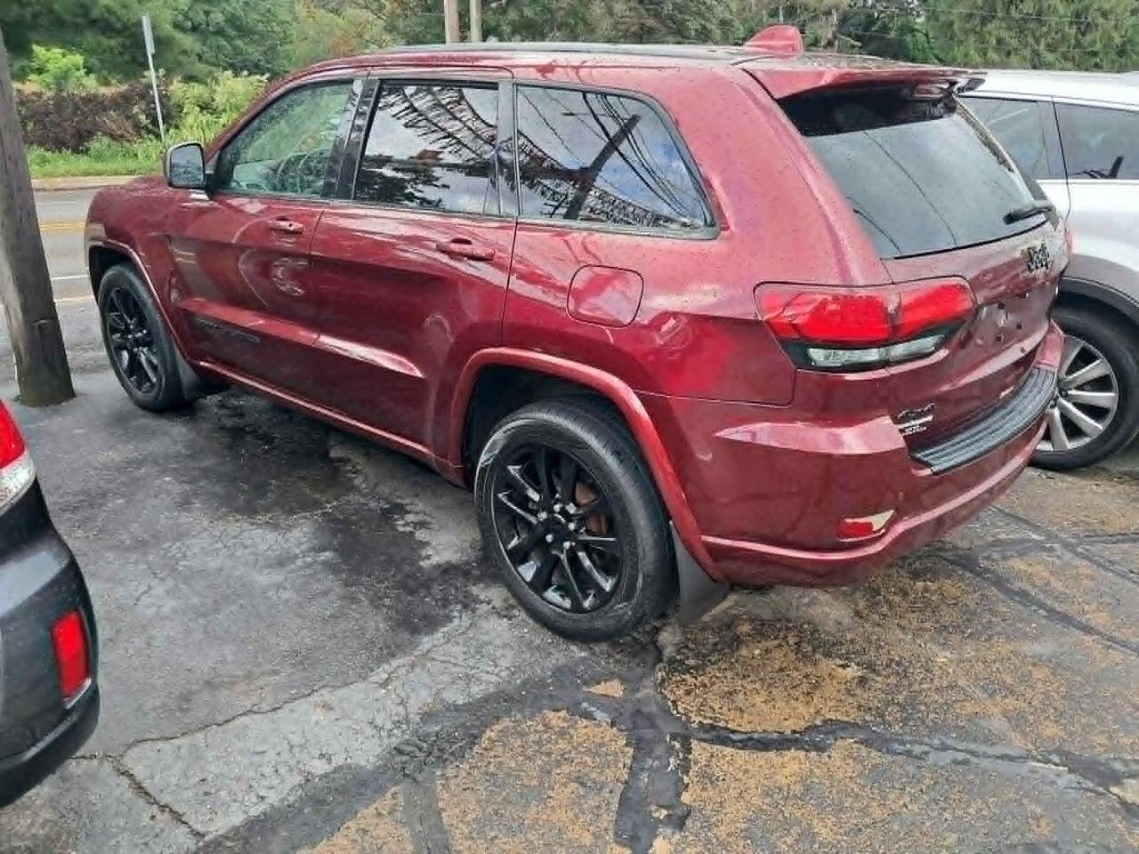 Used 2018 Jeep Grand Cherokee Altitude AWD/4WD image 2