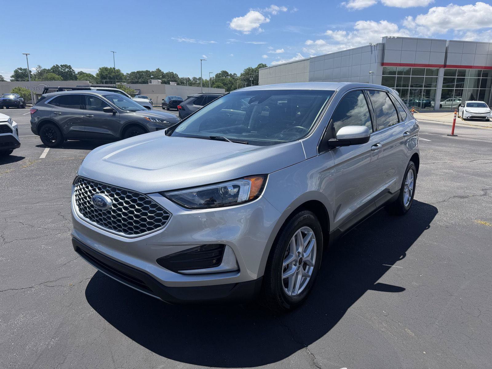 Used 2024 Ford Edge SEL AWD/4WD image 3