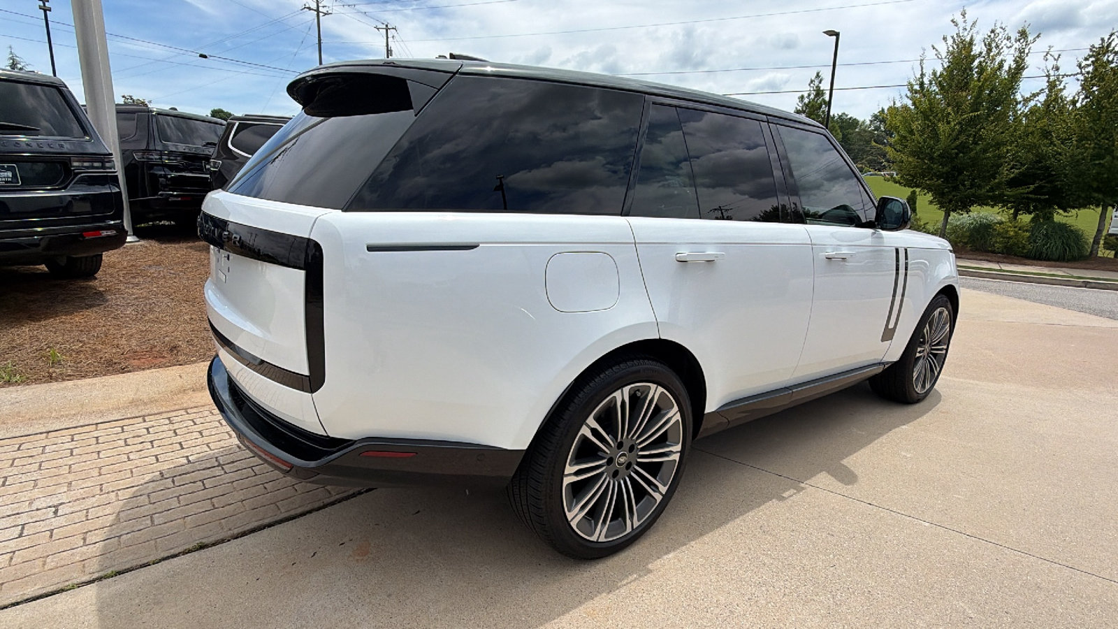 Used 2025 Land Rover Range Rover SE AWD/4WD image 8
