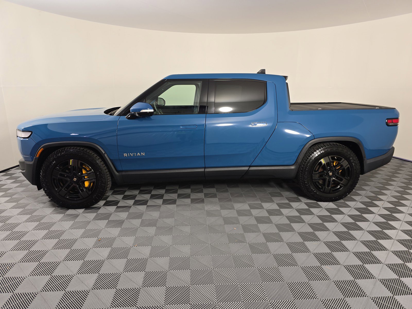 Used 2022 Rivian R1T Adventure image 2