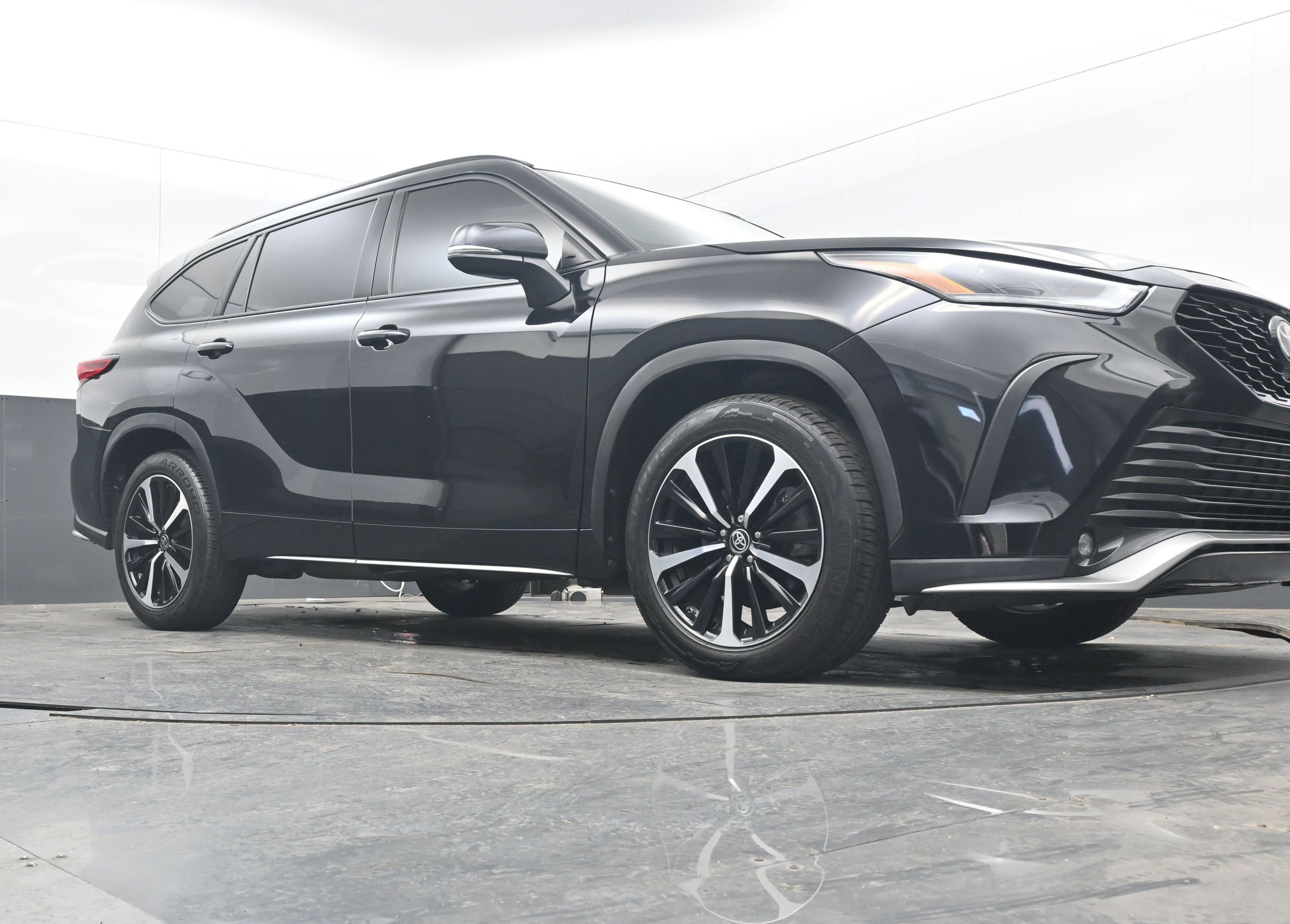 Used 2022 Toyota Highlander XSE image 25