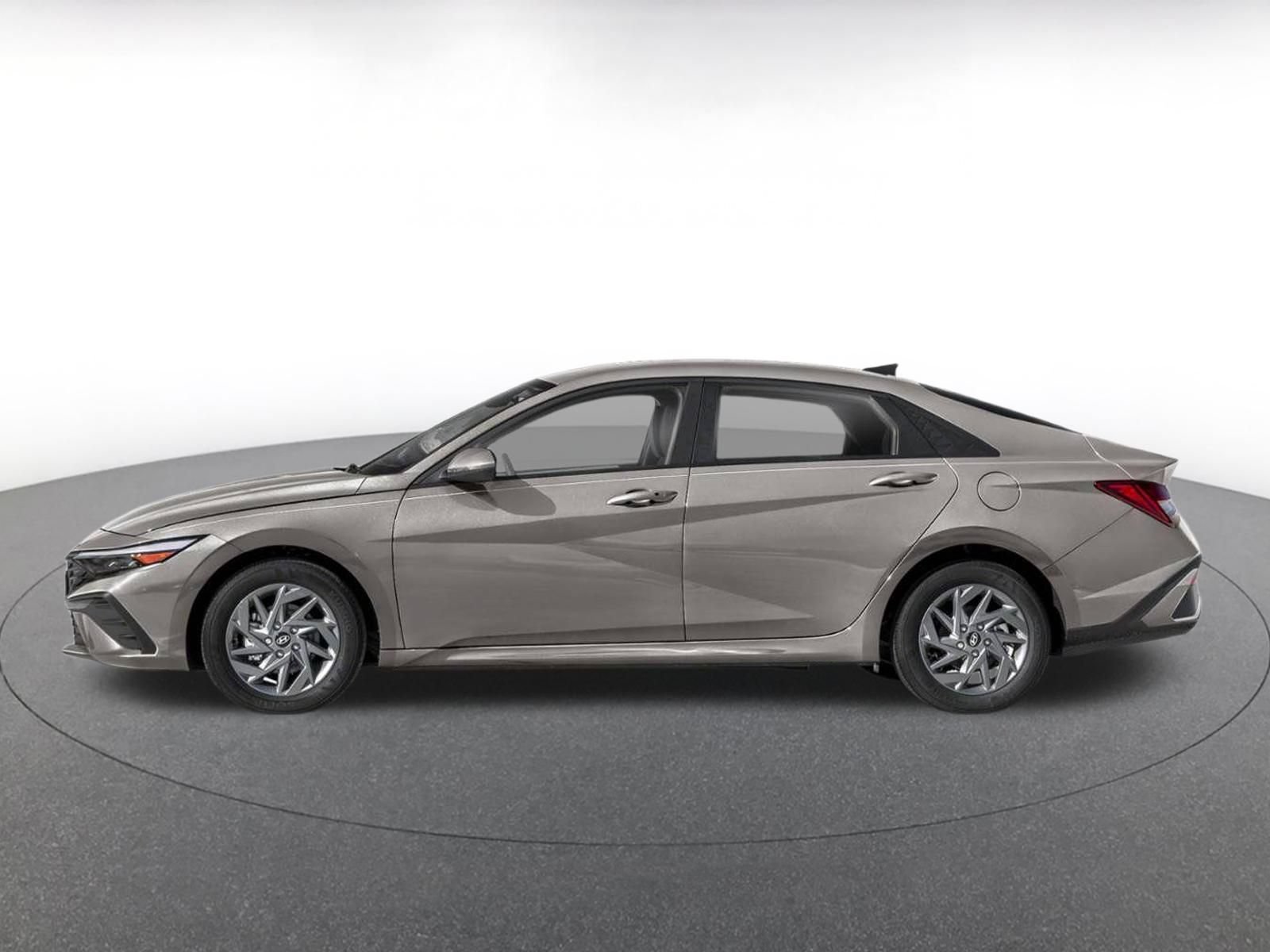 Used 2026 Hyundai Elantra Hybrid FWD image 6
