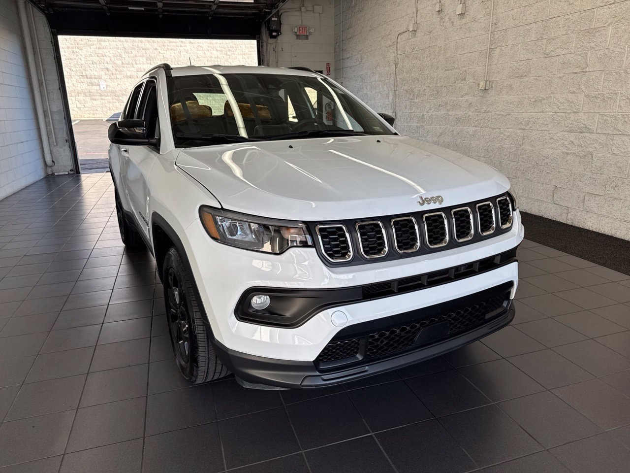 Used 2025 Jeep Compass Latitude AWD/4WD image 2