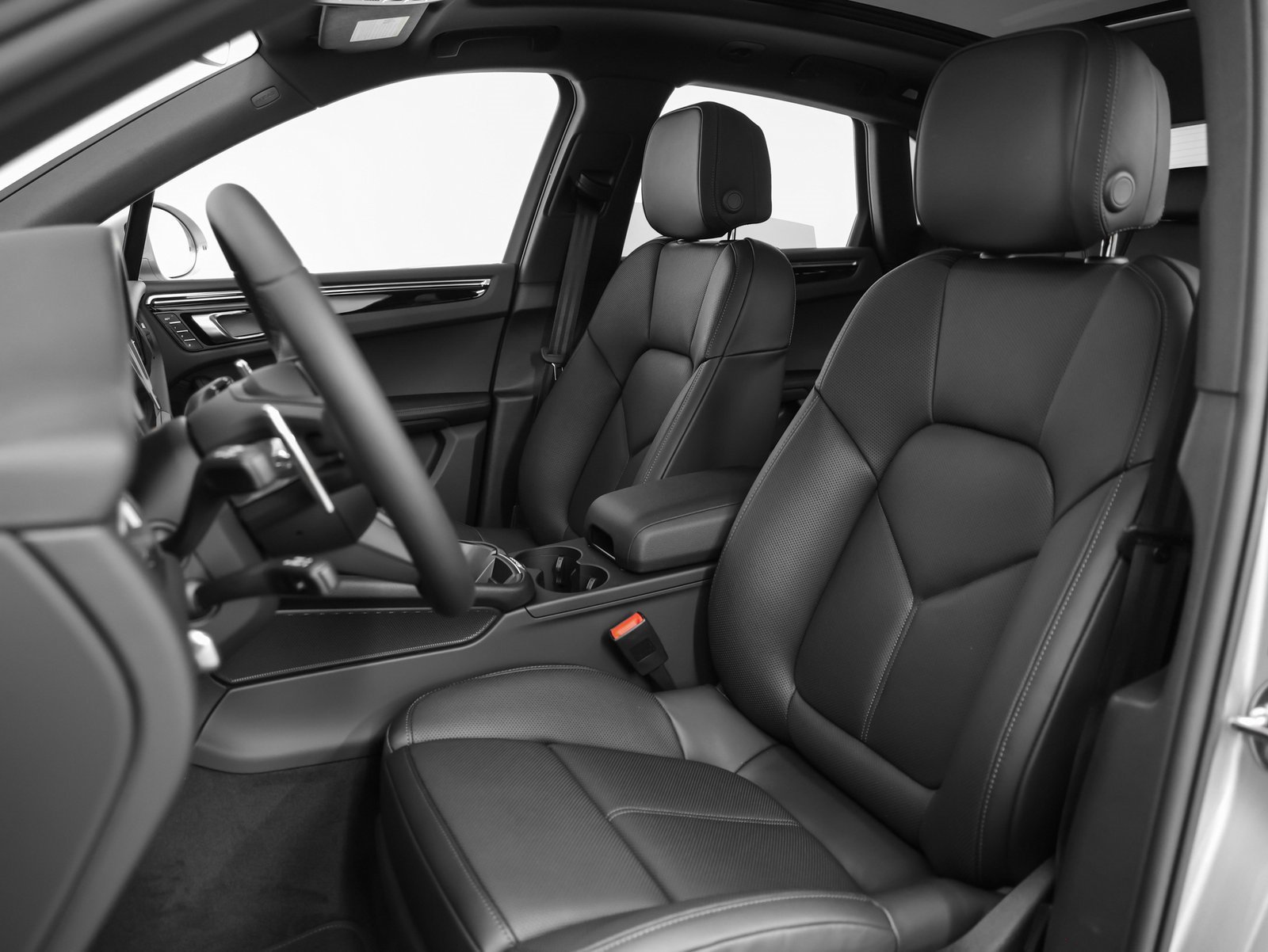 Certified 2025 Porsche Macan image 5