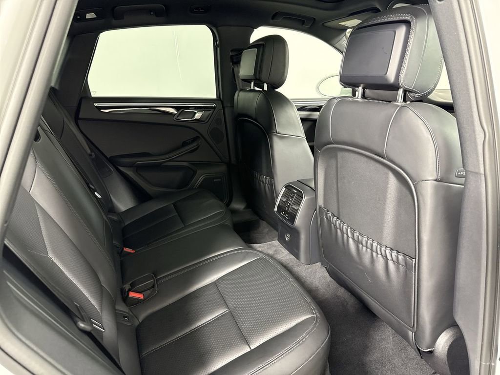 Certified 2025 Porsche Macan image 25