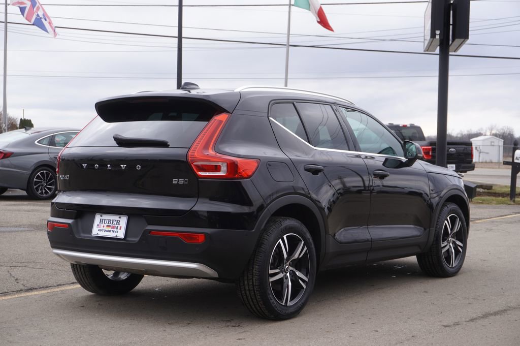 Used 2023 Volvo XC40 B5 Plus image 7