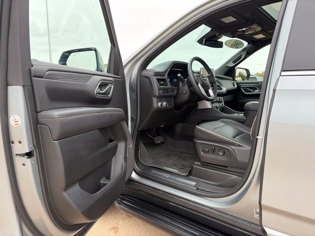 Used 2024 GMC Yukon SLT w/ SLT Premium Package AWD/4WD image 9