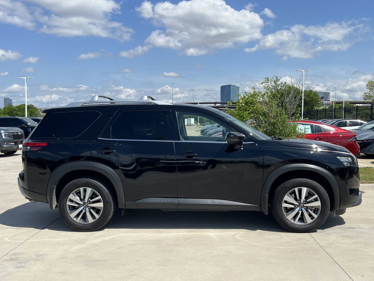 Certified 2025 Nissan Pathfinder SL image 3