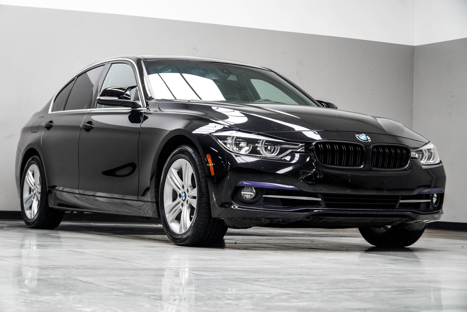 Used 2018 BMW 330i xDrive Sedan w/ Convenience Package AWD/4WD image 4