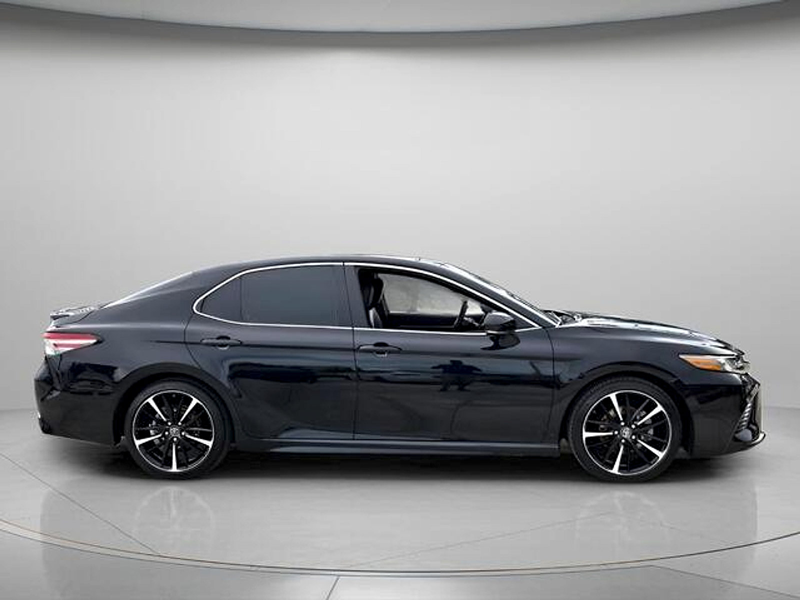 Used 2018 Toyota Camry XSE FWD image 5