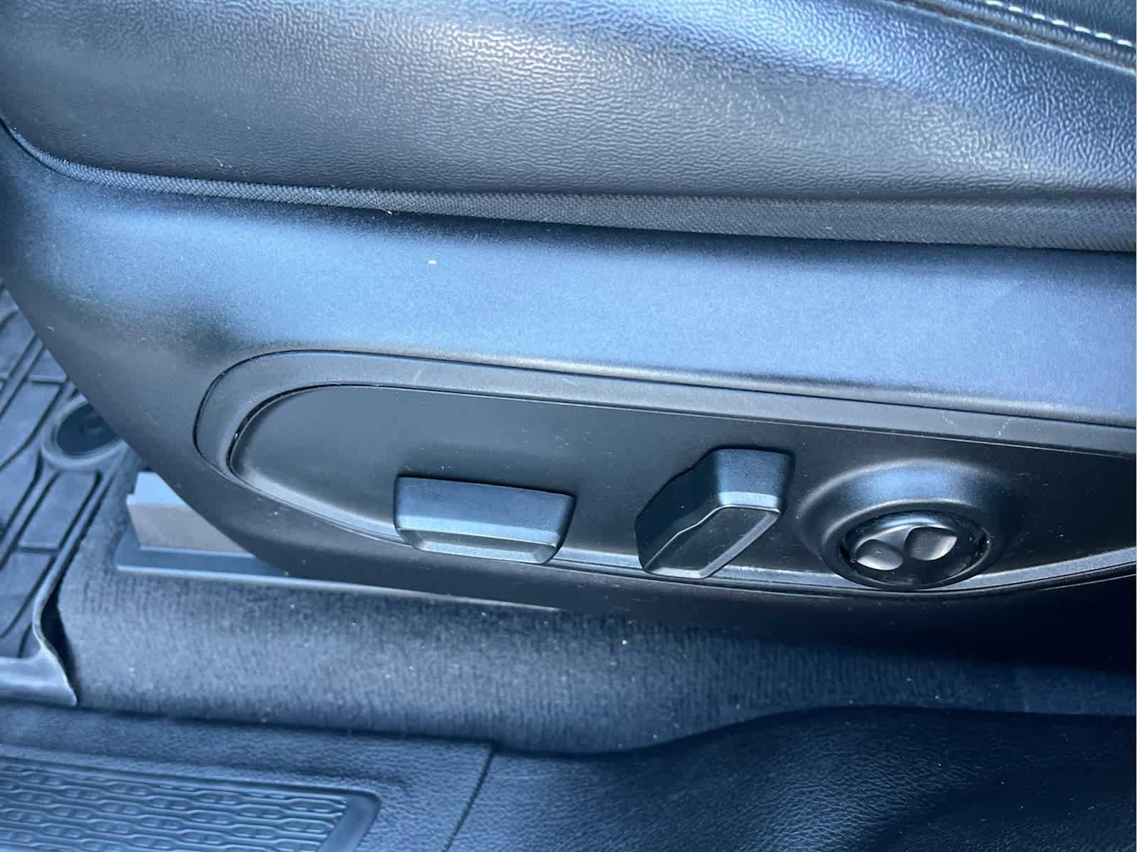 Used 2023 Jeep Grand Cherokee L Laredo image 32