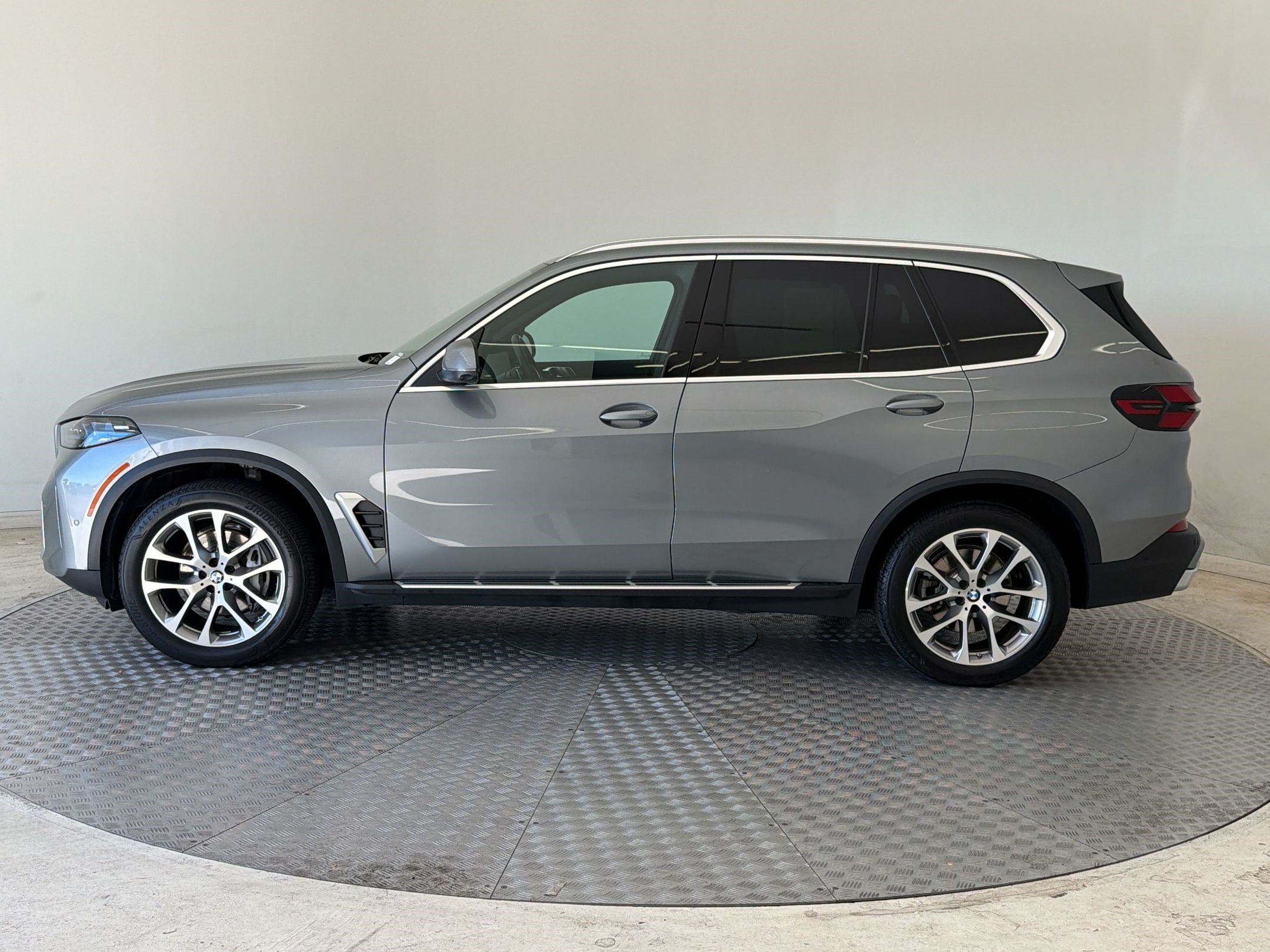 Certified 2026 BMW X5 xDrive40i AWD/4WD image 2