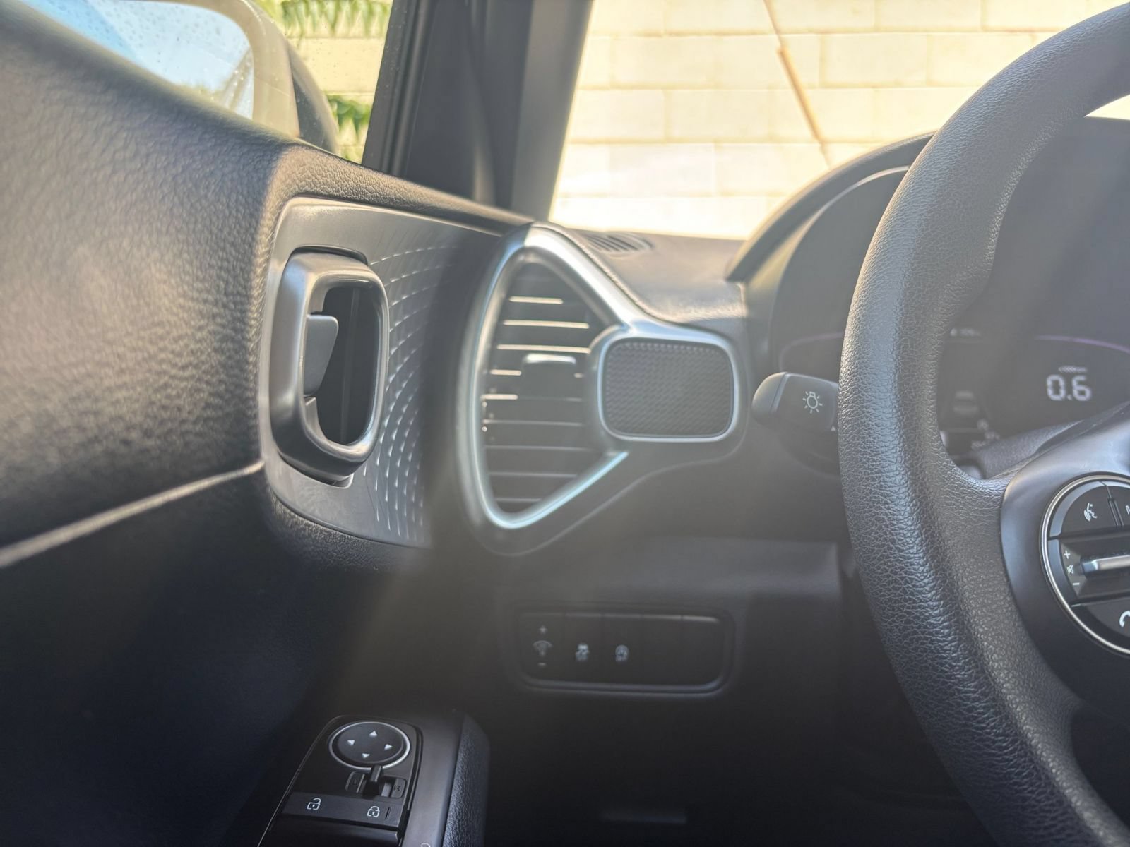 Used 2025 Kia Soul LX w/ LX Technology Package FWD image 30