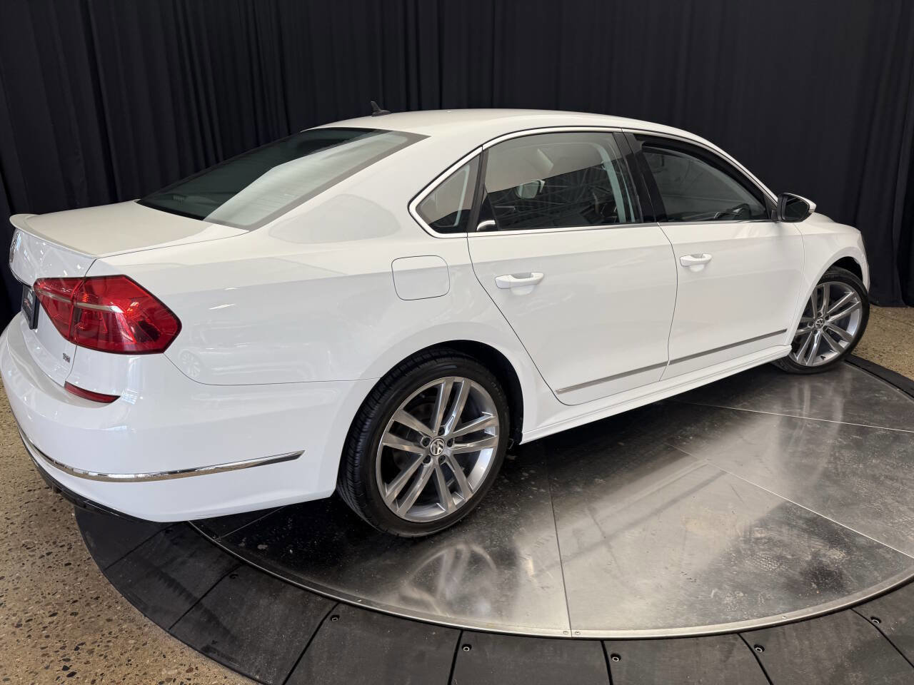 Used 2016 Volkswagen Passat 1.8T R-Line image 6