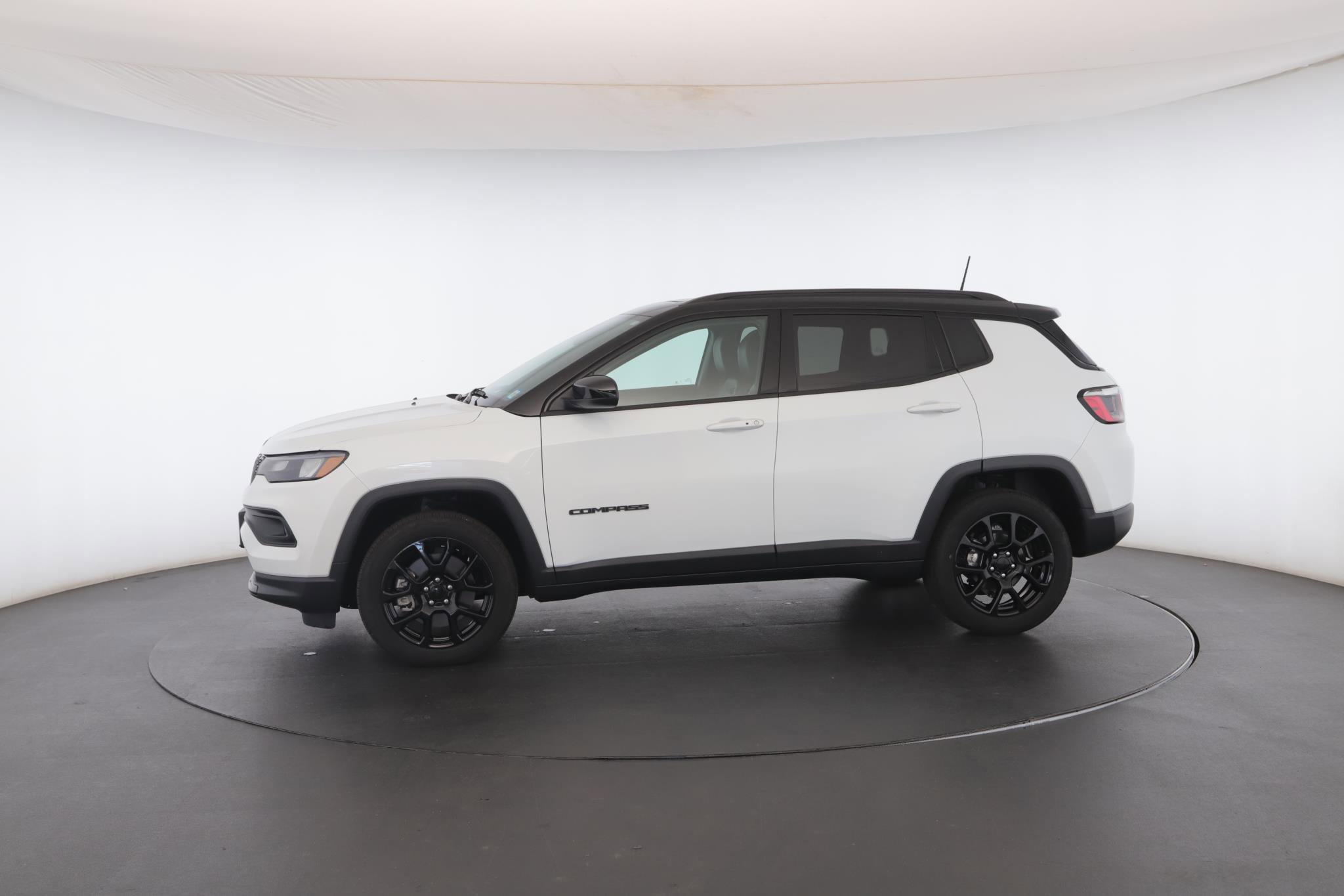 Used 2024 Jeep Compass Latitude w/ Sun and Sound Group AWD/4WD image 43