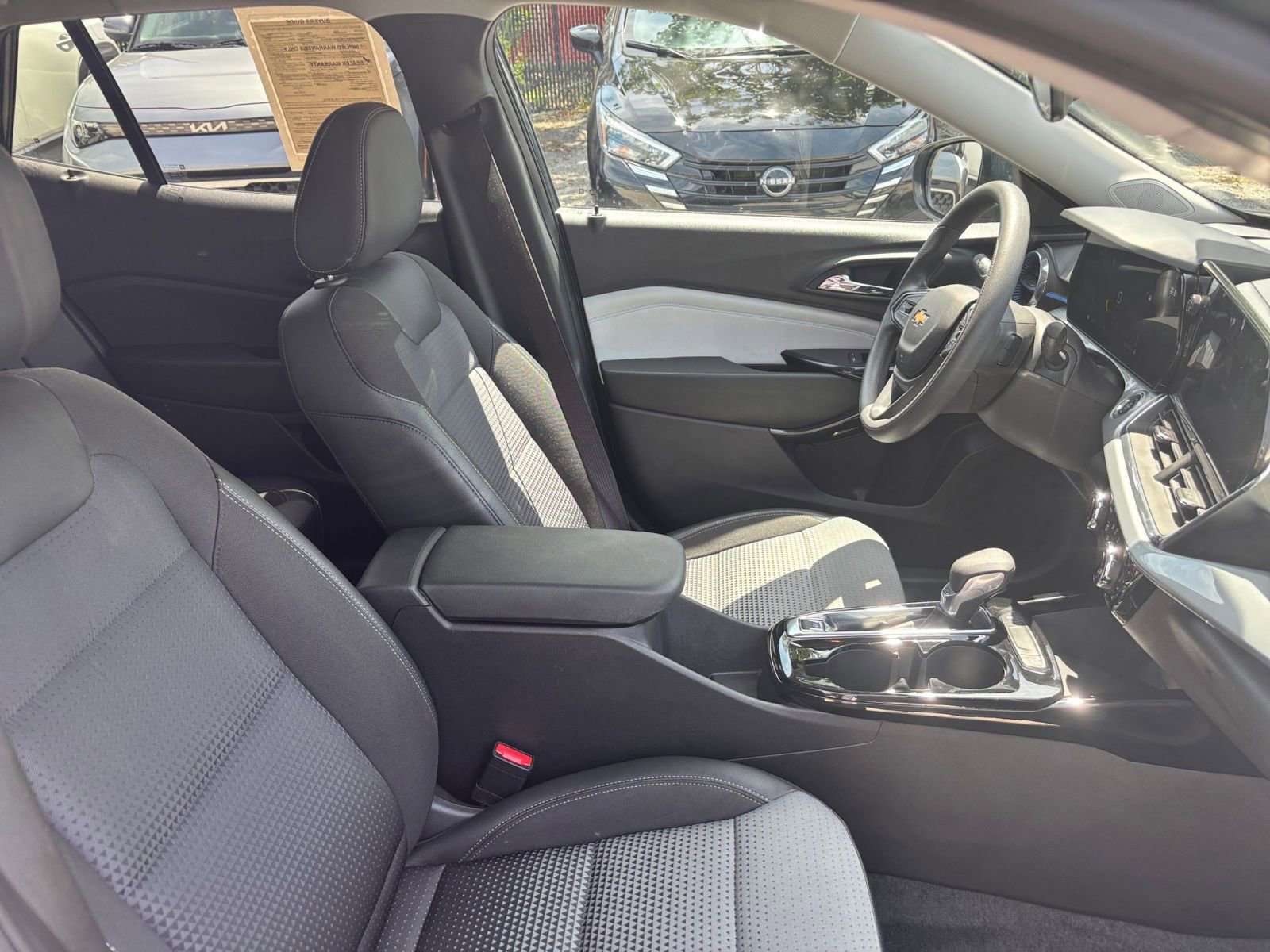 Used 2025 Chevrolet Trax LT FWD image 31