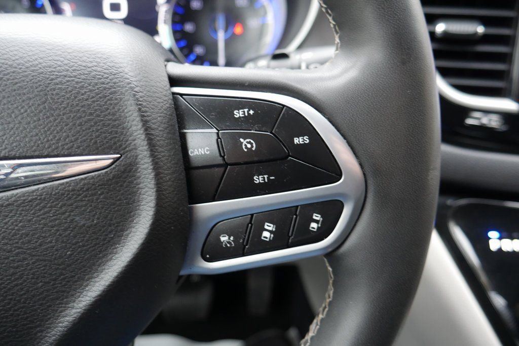 Used 2022 Chrysler Pacifica Touring-L image 13