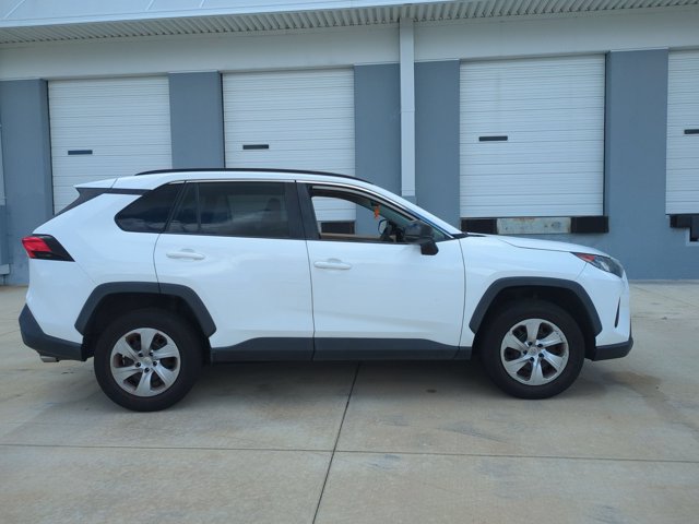 Used 2020 Toyota RAV4 LE FWD image 4